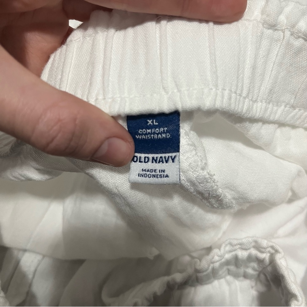 Old Navy size XL women’s white elastic waistband shorts - Picture 2 of 11